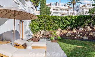 Elegante apartamento dúplex con jardín privado en venta, colindante al campo de golf de Nueva Andalucía, Marbella 793123 