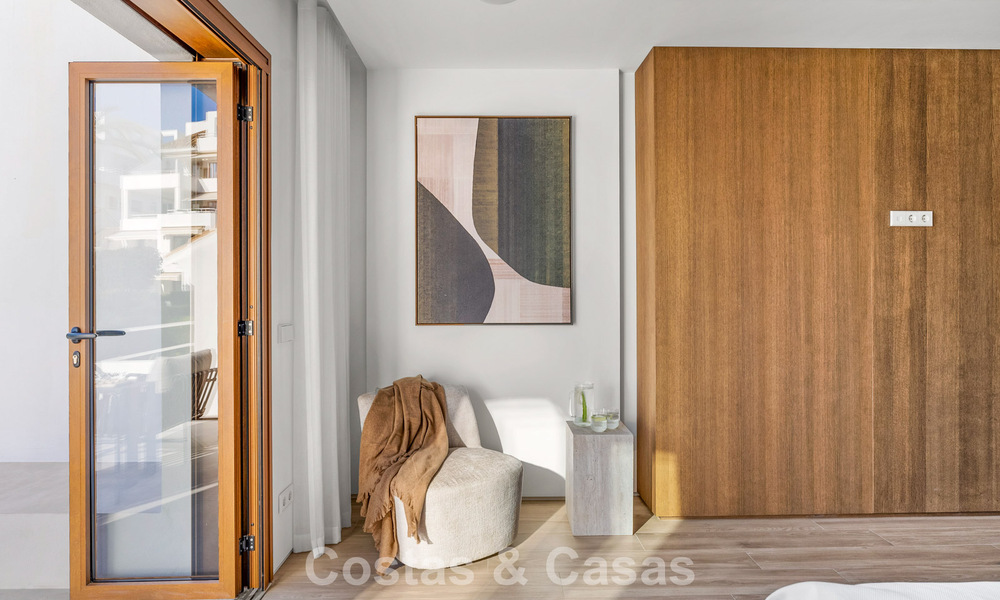 Elegante apartamento dúplex con jardín privado en venta, colindante al campo de golf de Nueva Andalucía, Marbella 793127