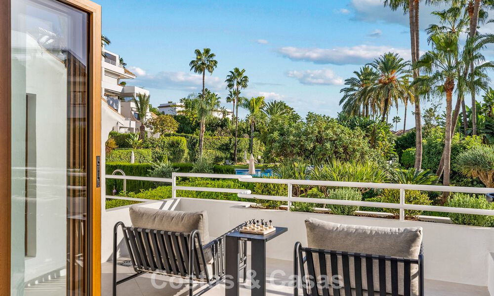Elegante apartamento dúplex con jardín privado en venta, colindante al campo de golf de Nueva Andalucía, Marbella 793128