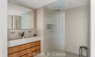 Elegante apartamento dúplex con jardín privado en venta, colindante al campo de golf de Nueva Andalucía, Marbella 793129 