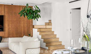 Elegante apartamento dúplex con jardín privado en venta, colindante al campo de golf de Nueva Andalucía, Marbella 793130 