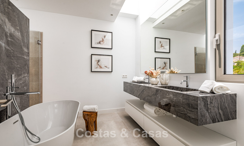 Villa de lujo lista para entrar a vivir con estilo arquitectónico minimalista en venta en la New Golden Mile entre Marbella y Estepona 793088