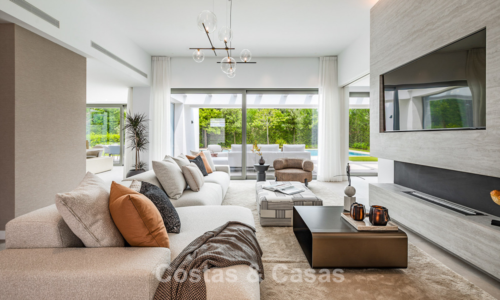 Villa de lujo lista para entrar a vivir con estilo arquitectónico minimalista en venta en la New Golden Mile entre Marbella y Estepona 793095