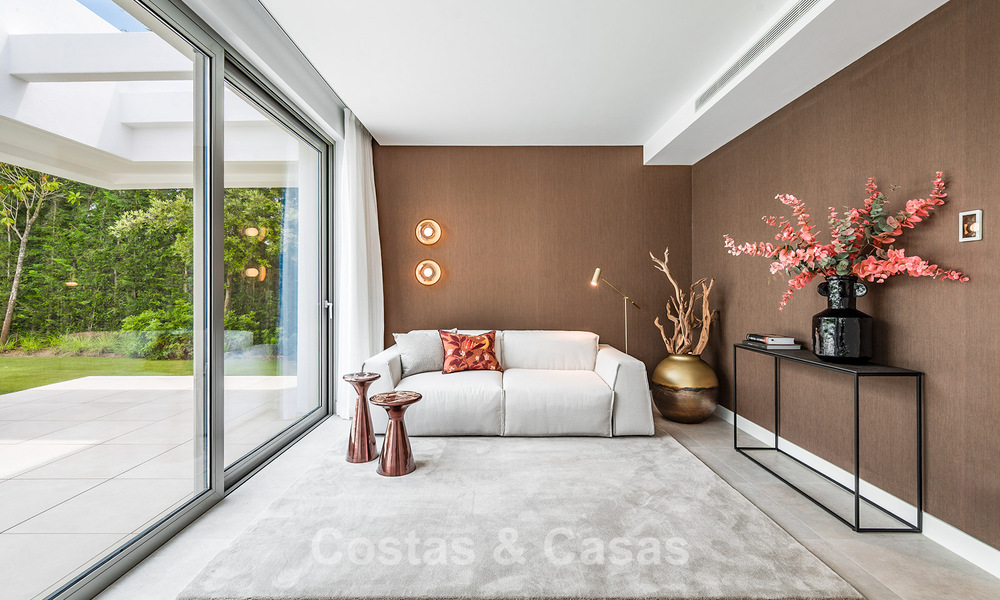 Villa de lujo lista para entrar a vivir con estilo arquitectónico minimalista en venta en la New Golden Mile entre Marbella y Estepona 793097