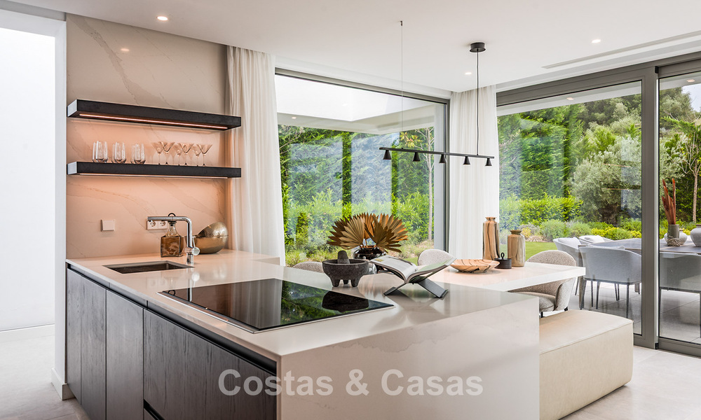 Villa de lujo lista para entrar a vivir con estilo arquitectónico minimalista en venta en la New Golden Mile entre Marbella y Estepona 793099