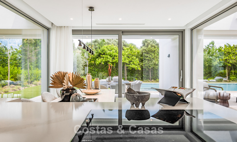 Villa de lujo lista para entrar a vivir con estilo arquitectónico minimalista en venta en la New Golden Mile entre Marbella y Estepona 793100