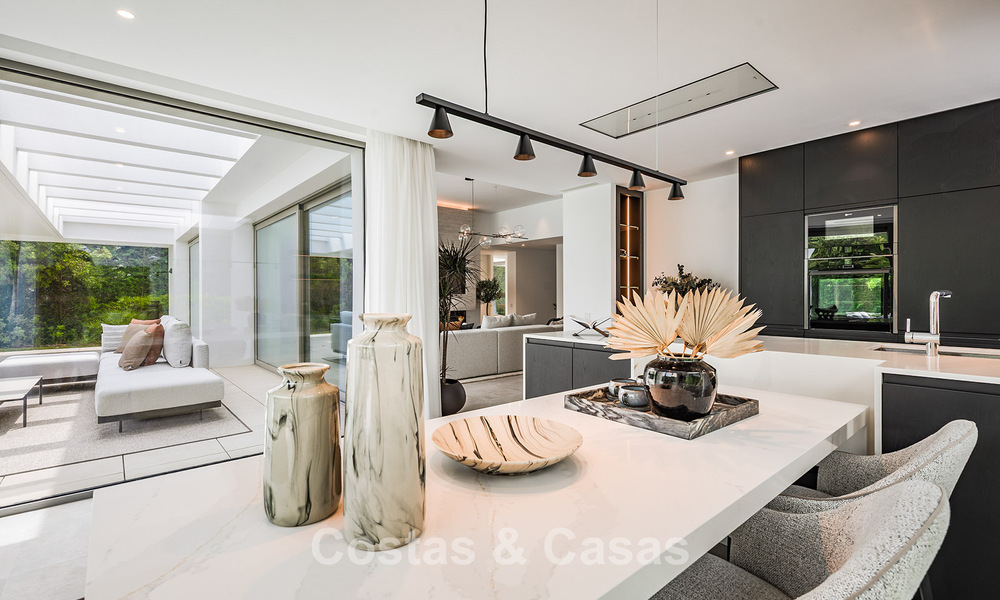 Villa de lujo lista para entrar a vivir con estilo arquitectónico minimalista en venta en la New Golden Mile entre Marbella y Estepona 793101