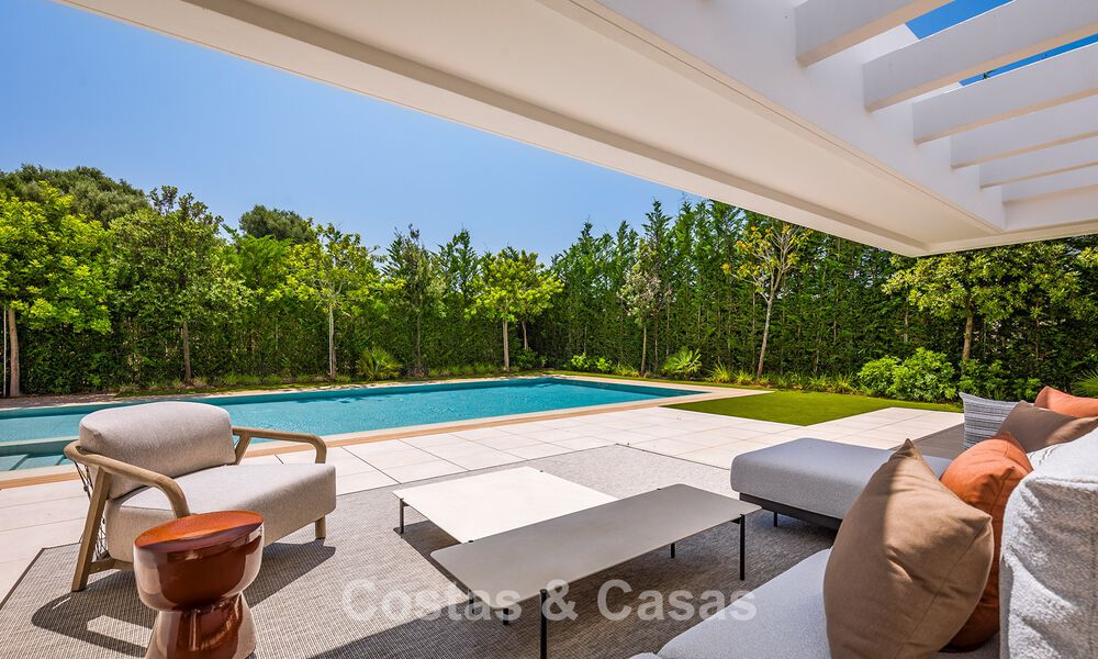 Villa de lujo lista para entrar a vivir con estilo arquitectónico minimalista en venta en la New Golden Mile entre Marbella y Estepona 793106