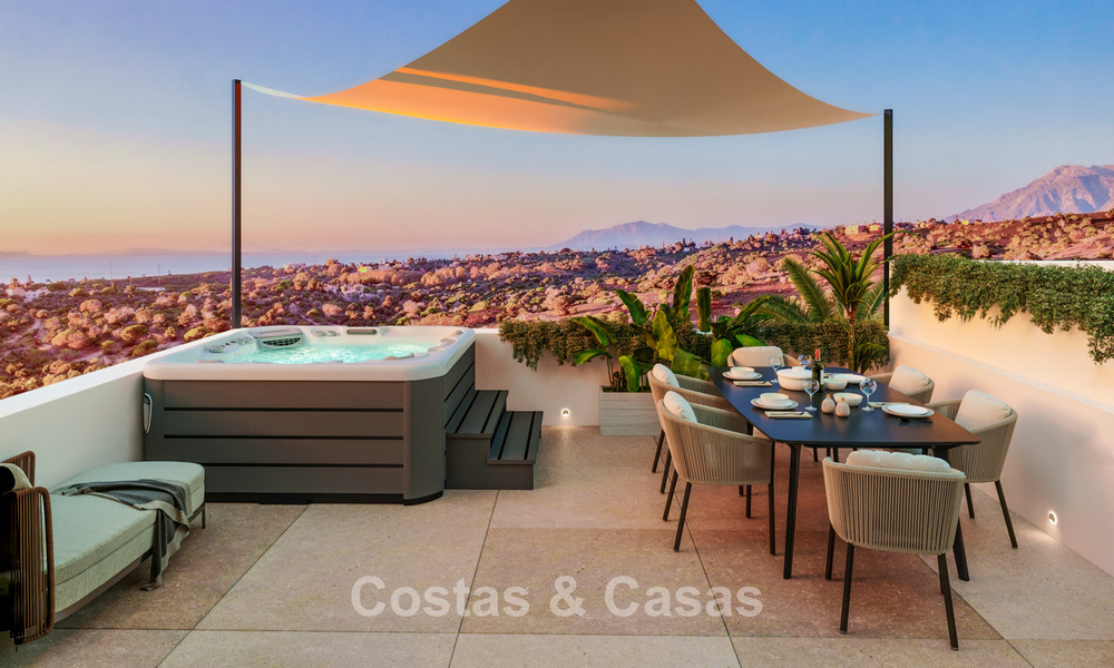 ¡Lanzamiento! Villas adosadas modernas con vistas al mar en venta en un complejo estilo resort en Elviria, Este de Marbella 793156