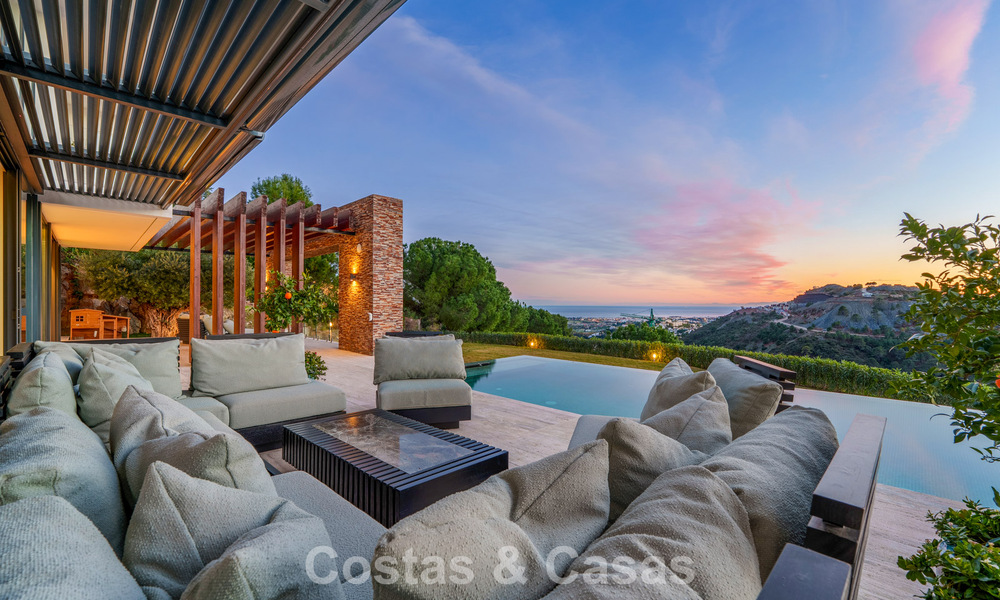 Villa arquitectónica moderna con vistas al mar y un gimnasio profesional en venta en El Madroñal, Benahavís - Marbella 793719