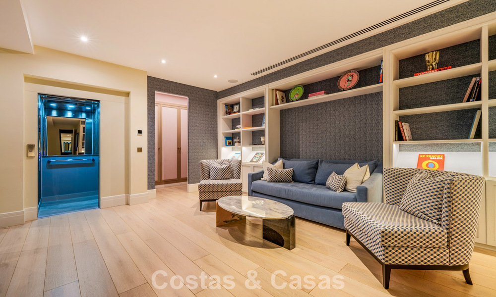 Villa arquitectónica moderna con vistas al mar y un gimnasio profesional en venta en El Madroñal, Benahavís - Marbella 793721