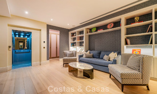 Villa arquitectónica moderna con vistas al mar y un gimnasio profesional en venta en El Madroñal, Benahavís - Marbella 793721 