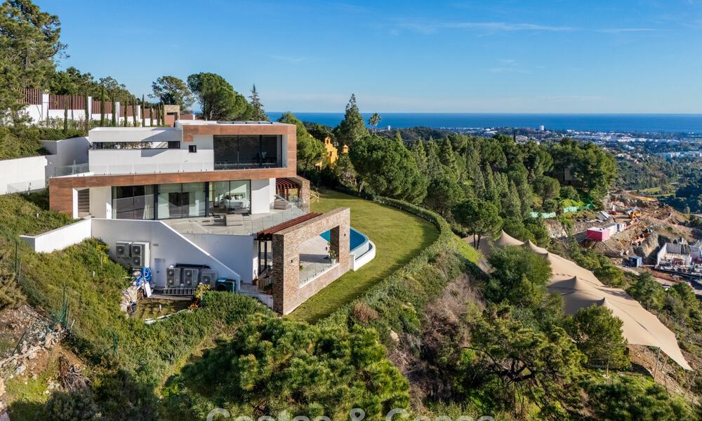 Villa arquitectónica moderna con vistas al mar y un gimnasio profesional en venta en El Madroñal, Benahavís - Marbella 793722