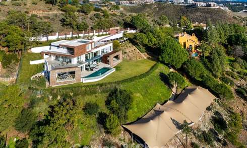 Villa arquitectónica moderna con vistas al mar y un gimnasio profesional en venta en El Madroñal, Benahavís - Marbella 793723