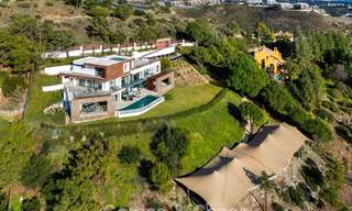 Villa arquitectónica moderna con vistas al mar y un gimnasio profesional en venta en El Madroñal, Benahavís - Marbella 793723 