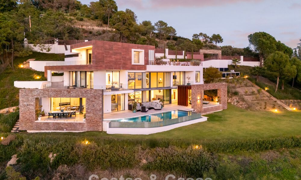 Villa arquitectónica moderna con vistas al mar y un gimnasio profesional en venta en El Madroñal, Benahavís - Marbella 793725