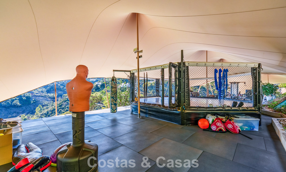 Villa arquitectónica moderna con vistas al mar y un gimnasio profesional en venta en El Madroñal, Benahavís - Marbella 793727