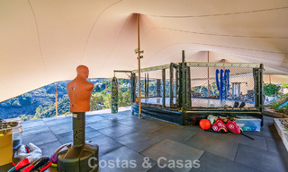 Villa arquitectónica moderna con vistas al mar y un gimnasio profesional en venta en El Madroñal, Benahavís - Marbella 793727 