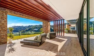 Villa arquitectónica moderna con vistas al mar y un gimnasio profesional en venta en El Madroñal, Benahavís - Marbella 793729 