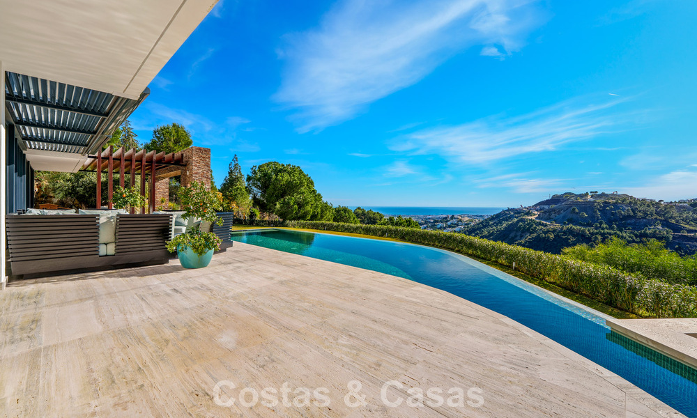 Villa arquitectónica moderna con vistas al mar y un gimnasio profesional en venta en El Madroñal, Benahavís - Marbella 793730