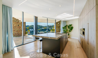 Villa arquitectónica moderna con vistas al mar y un gimnasio profesional en venta en El Madroñal, Benahavís - Marbella 793732 