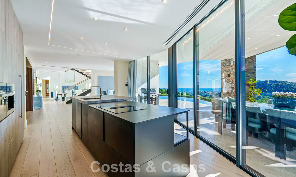 Villa arquitectónica moderna con vistas al mar y un gimnasio profesional en venta en El Madroñal, Benahavís - Marbella 793733