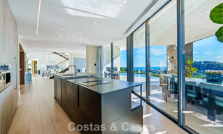 Villa arquitectónica moderna con vistas al mar y un gimnasio profesional en venta en El Madroñal, Benahavís - Marbella 793733 