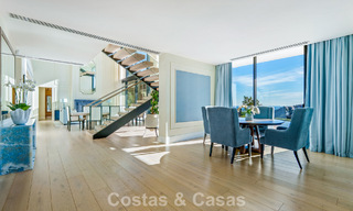 Villa arquitectónica moderna con vistas al mar y un gimnasio profesional en venta en El Madroñal, Benahavís - Marbella 793734 