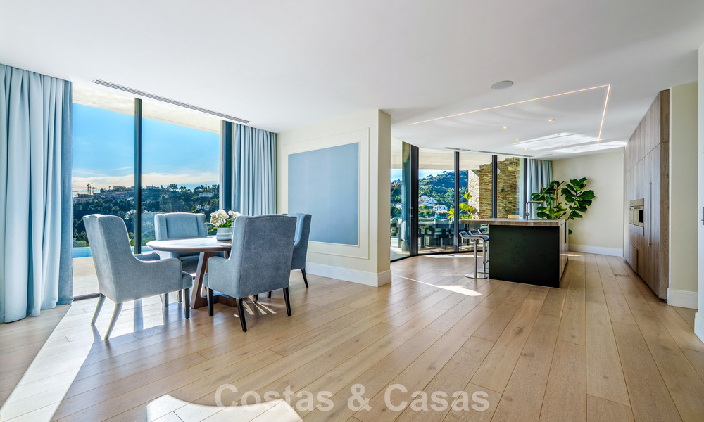 Villa arquitectónica moderna con vistas al mar y un gimnasio profesional en venta en El Madroñal, Benahavís - Marbella 793735