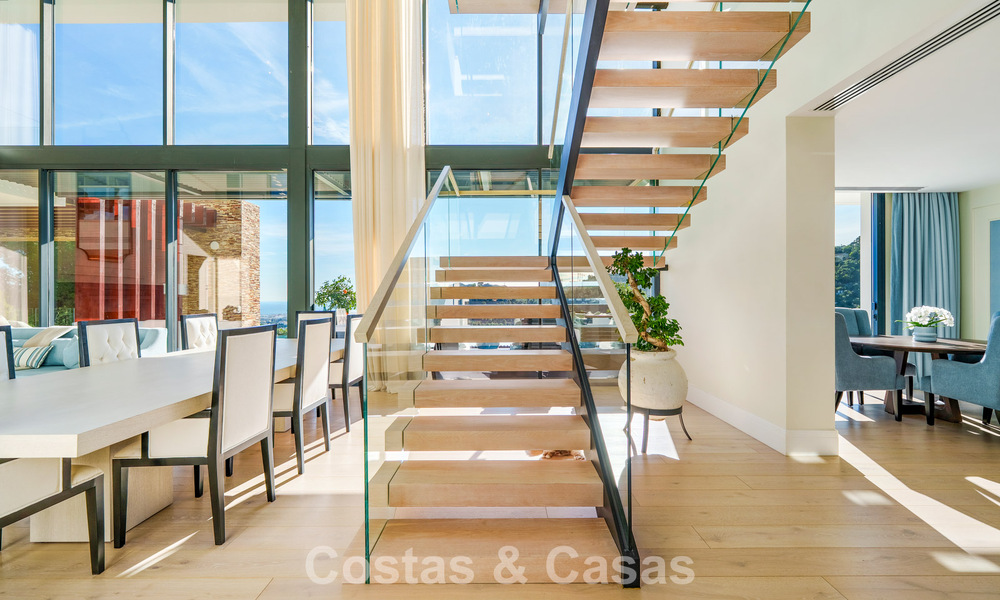 Villa arquitectónica moderna con vistas al mar y un gimnasio profesional en venta en El Madroñal, Benahavís - Marbella 793736