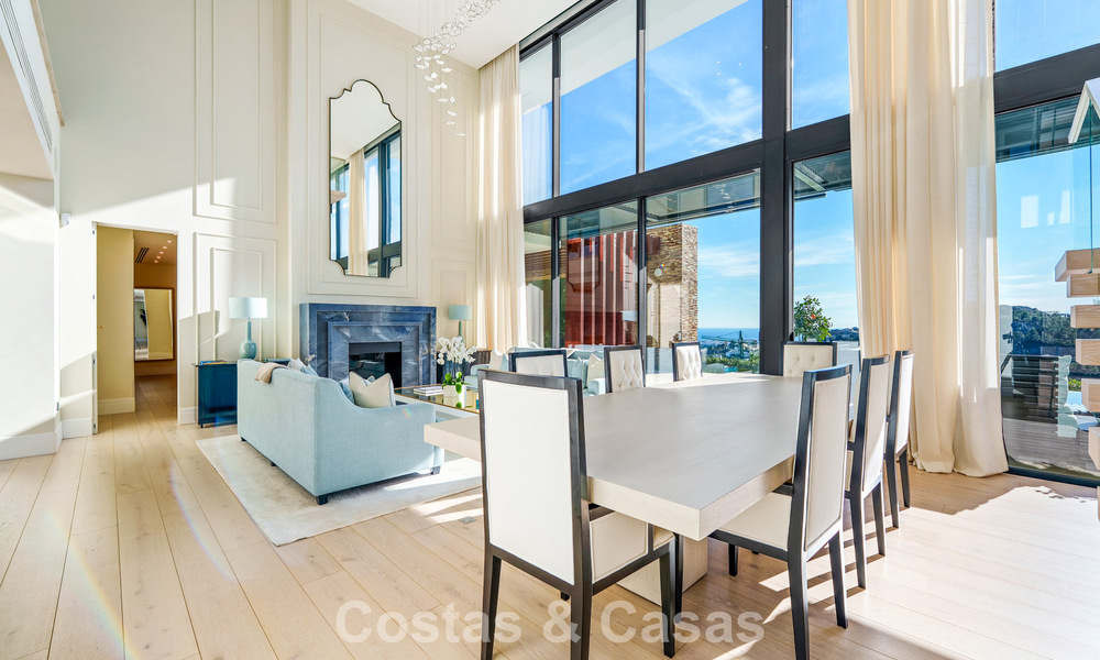 Villa arquitectónica moderna con vistas al mar y un gimnasio profesional en venta en El Madroñal, Benahavís - Marbella 793737