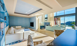 Villa arquitectónica moderna con vistas al mar y un gimnasio profesional en venta en El Madroñal, Benahavís - Marbella 793739 