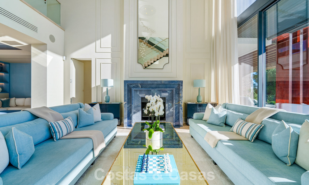 Villa arquitectónica moderna con vistas al mar y un gimnasio profesional en venta en El Madroñal, Benahavís - Marbella 793741