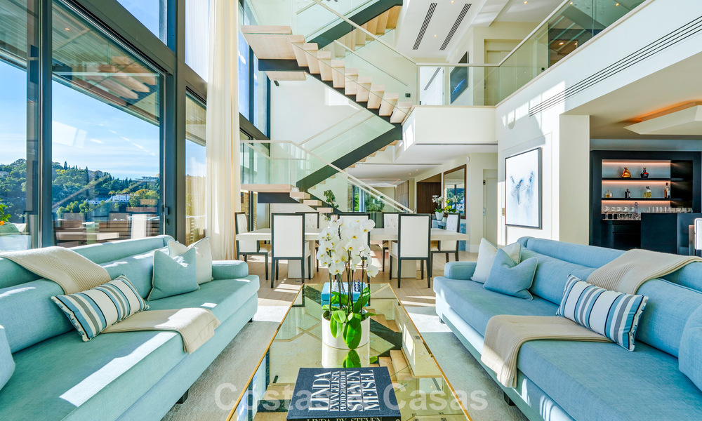 Villa arquitectónica moderna con vistas al mar y un gimnasio profesional en venta en El Madroñal, Benahavís - Marbella 793742