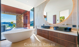 Villa arquitectónica moderna con vistas al mar y un gimnasio profesional en venta en El Madroñal, Benahavís - Marbella 793743 