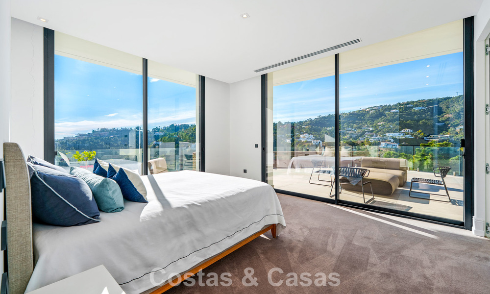 Villa arquitectónica moderna con vistas al mar y un gimnasio profesional en venta en El Madroñal, Benahavís - Marbella 793744