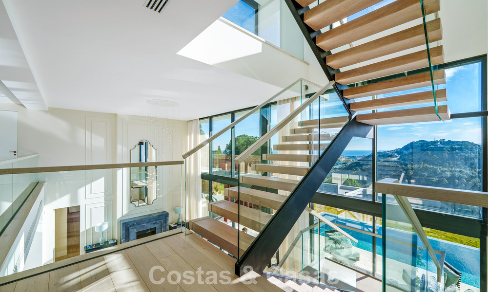 Villa arquitectónica moderna con vistas al mar y un gimnasio profesional en venta en El Madroñal, Benahavís - Marbella 793745