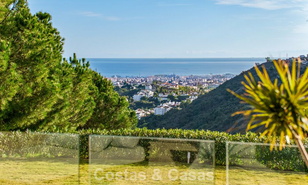 Villa arquitectónica moderna con vistas al mar y un gimnasio profesional en venta en El Madroñal, Benahavís - Marbella 793746