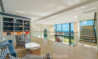 Villa arquitectónica moderna con vistas al mar y un gimnasio profesional en venta en El Madroñal, Benahavís - Marbella 793747 