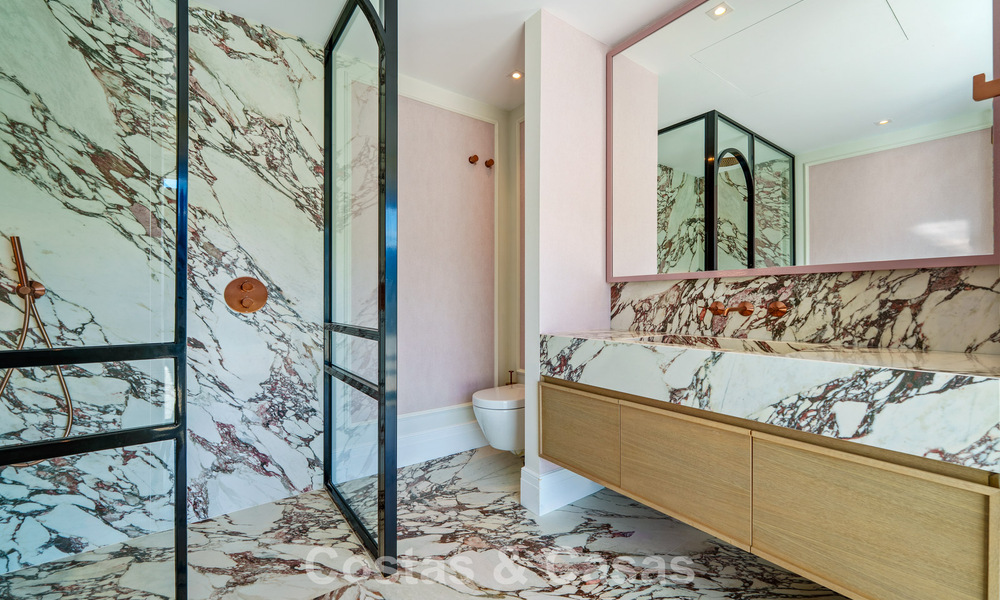 Villa arquitectónica moderna con vistas al mar y un gimnasio profesional en venta en El Madroñal, Benahavís - Marbella 793749