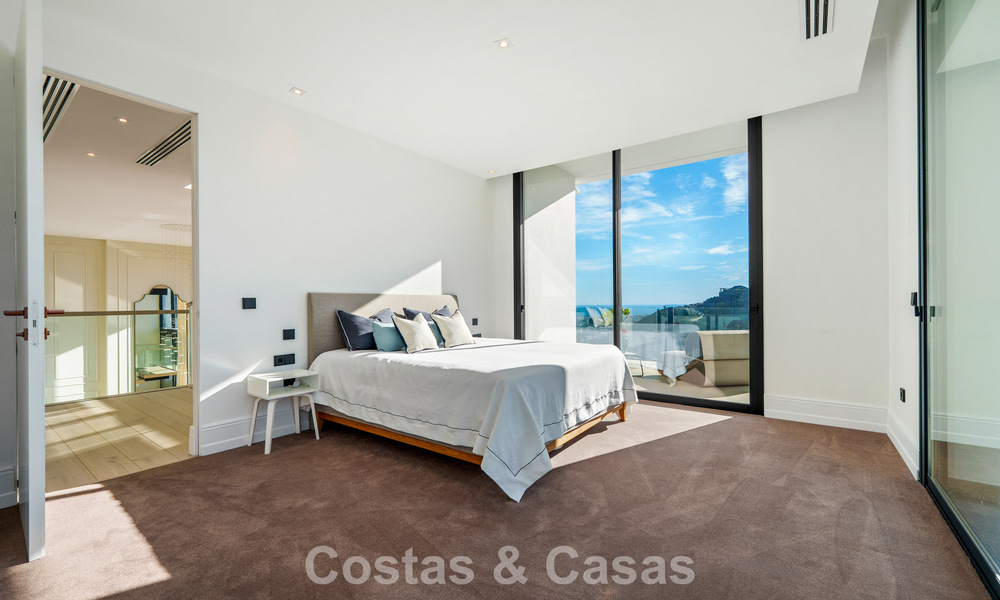 Villa arquitectónica moderna con vistas al mar y un gimnasio profesional en venta en El Madroñal, Benahavís - Marbella 793750