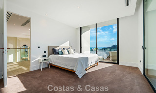 Villa arquitectónica moderna con vistas al mar y un gimnasio profesional en venta en El Madroñal, Benahavís - Marbella 793750 