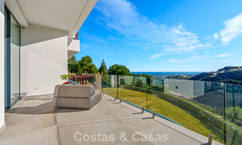 Villa arquitectónica moderna con vistas al mar y un gimnasio profesional en venta en El Madroñal, Benahavís - Marbella 793751