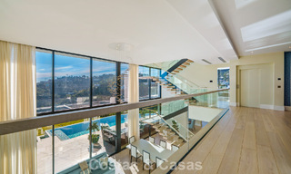 Villa arquitectónica moderna con vistas al mar y un gimnasio profesional en venta en El Madroñal, Benahavís - Marbella 793752 