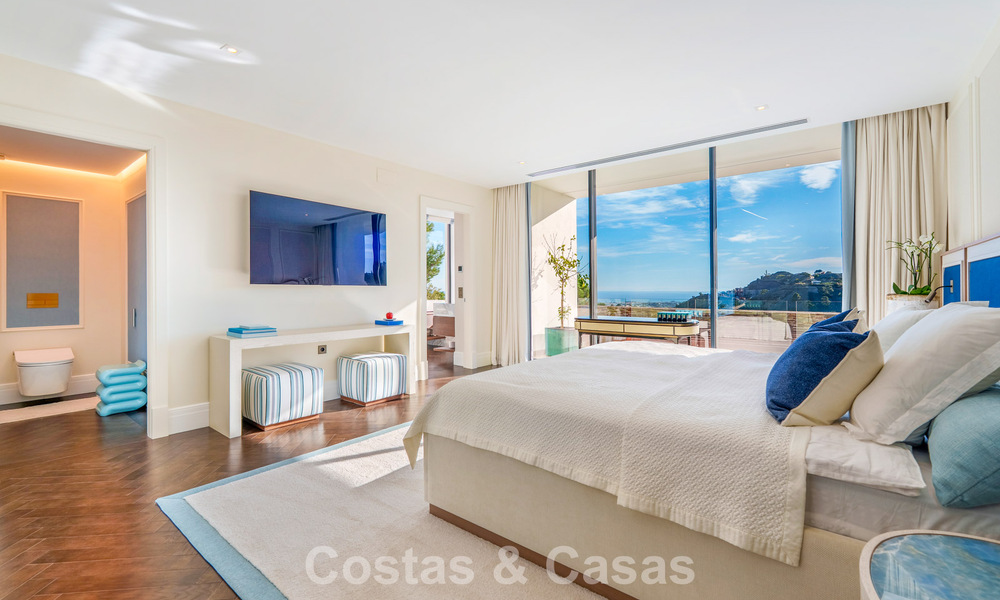 Villa arquitectónica moderna con vistas al mar y un gimnasio profesional en venta en El Madroñal, Benahavís - Marbella 793753