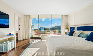 Villa arquitectónica moderna con vistas al mar y un gimnasio profesional en venta en El Madroñal, Benahavís - Marbella 793754 