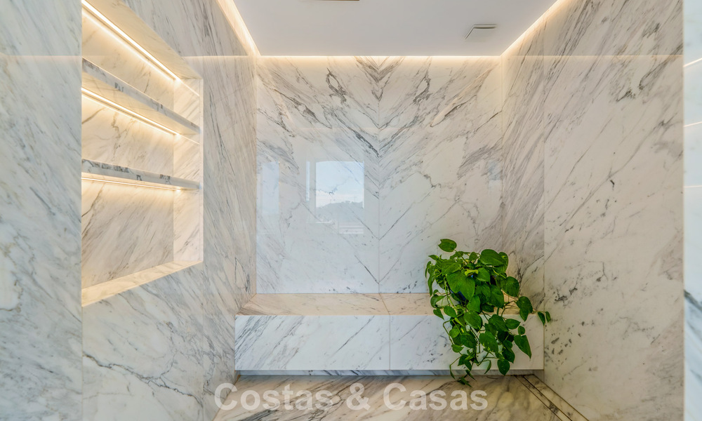 Villa arquitectónica moderna con vistas al mar y un gimnasio profesional en venta en El Madroñal, Benahavís - Marbella 793755