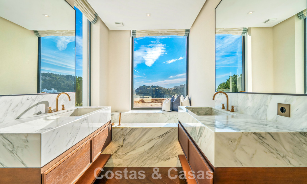 Villa arquitectónica moderna con vistas al mar y un gimnasio profesional en venta en El Madroñal, Benahavís - Marbella 793756