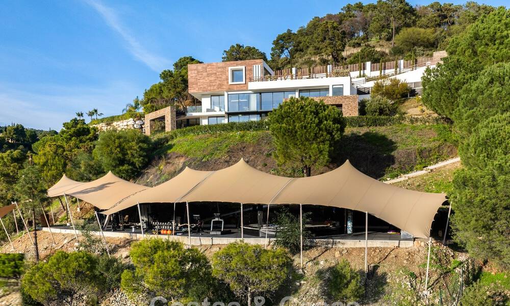 Villa arquitectónica moderna con vistas al mar y un gimnasio profesional en venta en El Madroñal, Benahavís - Marbella 793757