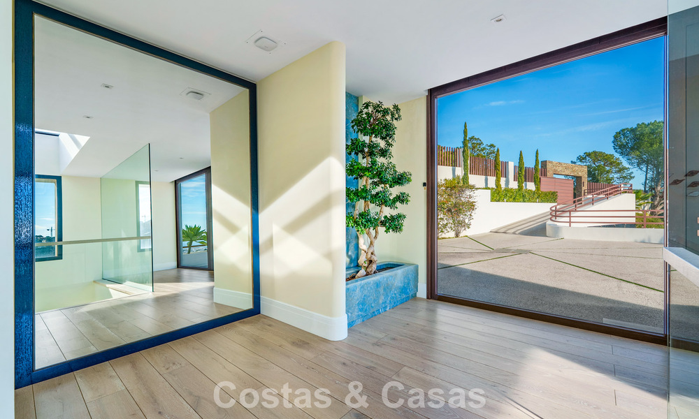 Villa arquitectónica moderna con vistas al mar y un gimnasio profesional en venta en El Madroñal, Benahavís - Marbella 793759